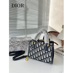 【DIOR 公式旗艦店】ディオール ハンドバッグ 当日出荷 好評に付き再入荷!20*15CM 【DIOR 公式旗艦店】ディオール ハンドバッグ 当日出荷 好評に付き再入荷!20*15CM