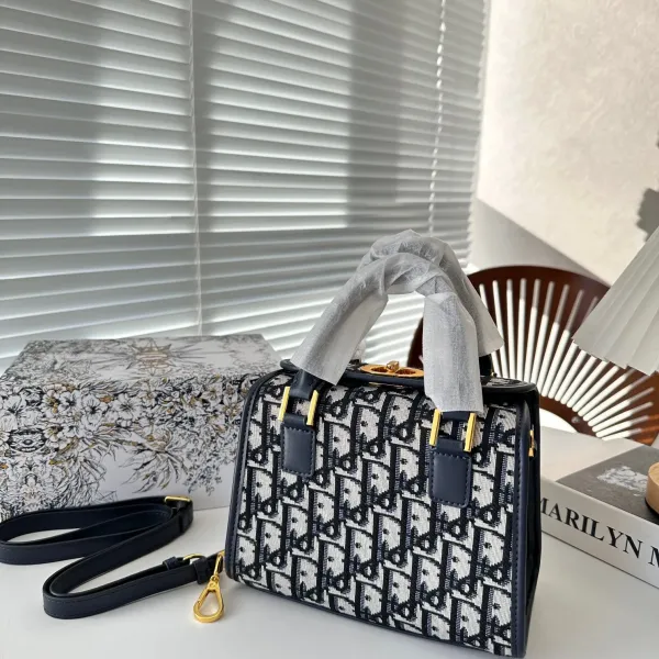 【DIOR 公式旗艦店】ディオール ハンドバッグ 当日出荷 好評に付き再入荷!20*15CM 【DIOR 公式旗艦店】ディオール ハンドバッグ 当日出荷 好評に付き再入荷!20*15CM