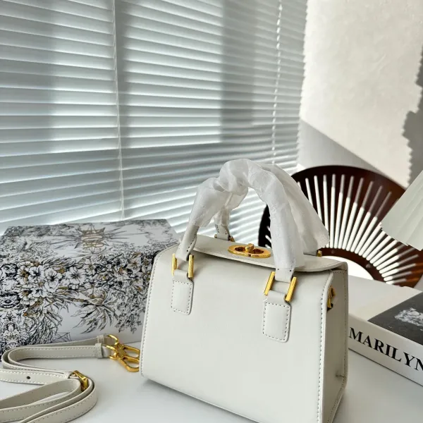 【DIOR 公式旗艦店】ディオール ハンドバッグ 当日出荷 好評に付き再入荷!20*15CM 【DIOR 公式旗艦店】ディオール ハンドバッグ 当日出荷 好評に付き再入荷!20*15CM