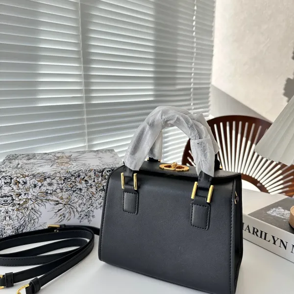 【DIOR 公式旗艦店】ディオール ハンドバッグ 当日出荷 好評に付き再入荷!20*15CM 【DIOR 公式旗艦店】ディオール ハンドバッグ 当日出荷 好評に付き再入荷!20*15CM