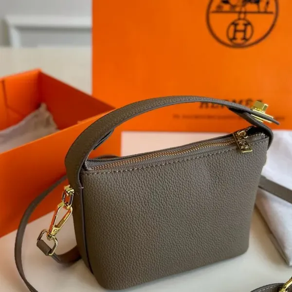 【Hermès 公式旗艦店】エルメス 斜めがけバッグ 当日出荷 好評に付き再入荷!17*12CM 240724 【Hermès 公式旗艦店】エルメス 斜めがけバッグ 当日出荷 好評に付き再入荷!17*12CM 240724