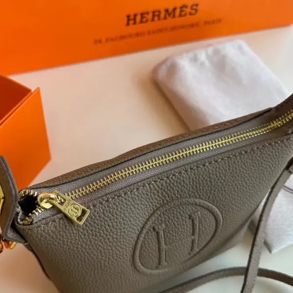 【Hermès 公式旗艦店】エルメス 斜めがけバッグ 当日出荷 好評に付き再入荷!17*12CM 240724 【Hermès 公式旗艦店】エルメス 斜めがけバッグ 当日出荷 好評に付き再入荷!17*12CM 240724