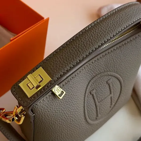 【Hermès 公式旗艦店】エルメス 斜めがけバッグ 当日出荷 好評に付き再入荷!17*12CM 240724 【Hermès 公式旗艦店】エルメス 斜めがけバッグ 当日出荷 好評に付き再入荷!17*12CM 240724