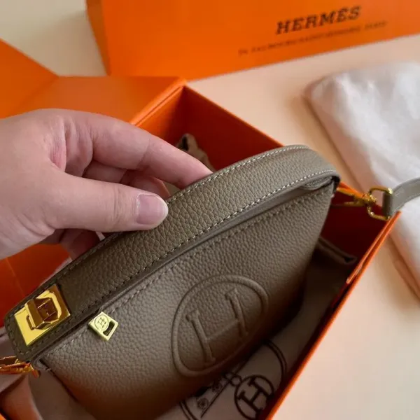 【Hermès 公式旗艦店】エルメス 斜めがけバッグ 当日出荷 好評に付き再入荷!17*12CM 240724 【Hermès 公式旗艦店】エルメス 斜めがけバッグ 当日出荷 好評に付き再入荷!17*12CM 240724