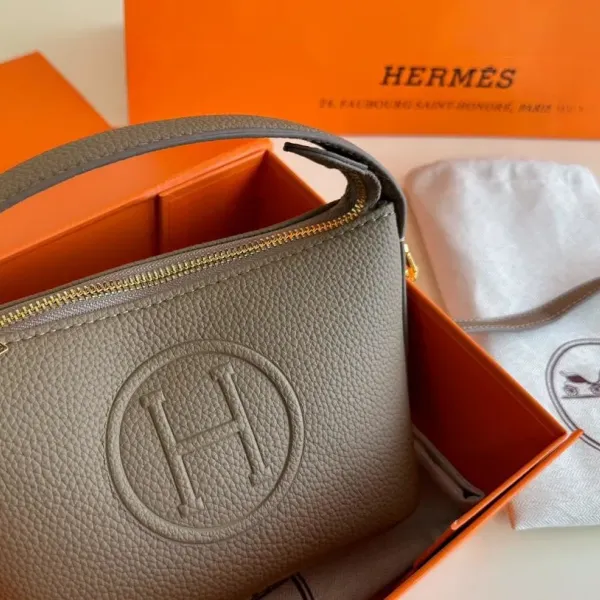 【Hermès 公式旗艦店】エルメス 斜めがけバッグ 当日出荷 好評に付き再入荷!17*12CM 240724 【Hermès 公式旗艦店】エルメス 斜めがけバッグ 当日出荷 好評に付き再入荷!17*12CM 240724