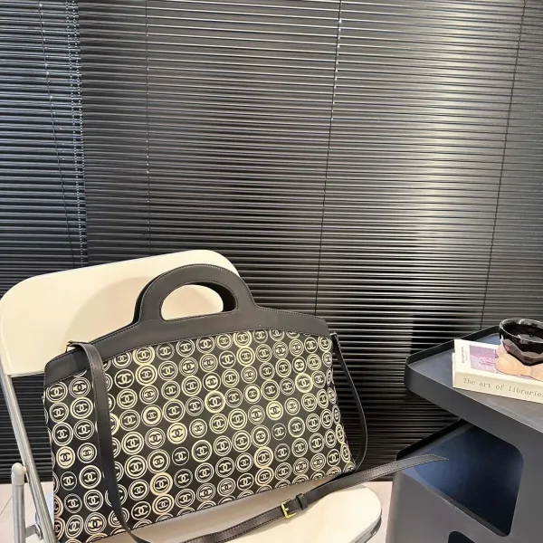 【CHANEL 公式旗艦店】シャネル 斜めがけバッグ 当日出荷 好評に付き再入荷!45*28CM 240723 【CHANEL 公式旗艦店】シャネル 斜めがけバッグ 当日出荷 好評に付き再入荷!45*28CM 240723