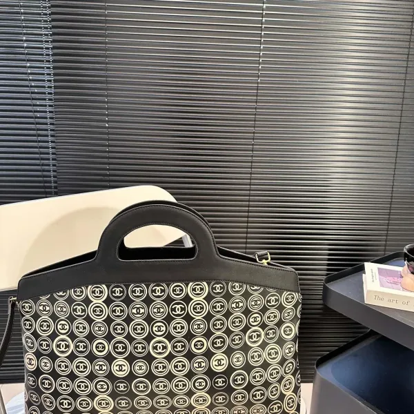 【CHANEL 公式旗艦店】シャネル 斜めがけバッグ 当日出荷 好評に付き再入荷!45*28CM 240723 【CHANEL 公式旗艦店】シャネル 斜めがけバッグ 当日出荷 好評に付き再入荷!45*28CM 240723