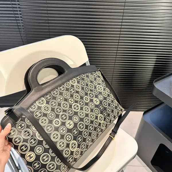 【CHANEL 公式旗艦店】シャネル 斜めがけバッグ 当日出荷 好評に付き再入荷!45*28CM 240723 【CHANEL 公式旗艦店】シャネル 斜めがけバッグ 当日出荷 好評に付き再入荷!45*28CM 240723