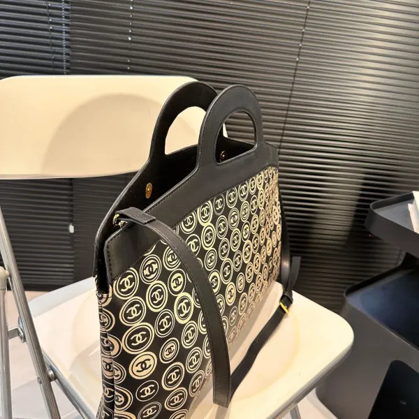 【CHANEL 公式旗艦店】シャネル 斜めがけバッグ 当日出荷 好評に付き再入荷!45*28CM 240723 【CHANEL 公式旗艦店】シャネル 斜めがけバッグ 当日出荷 好評に付き再入荷!45*28CM 240723