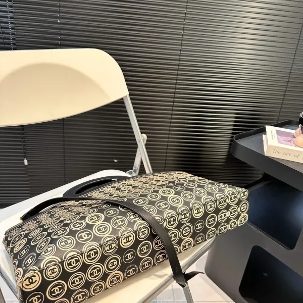 【CHANEL 公式旗艦店】シャネル 斜めがけバッグ 当日出荷 好評に付き再入荷!45*28CM 240723 【CHANEL 公式旗艦店】シャネル 斜めがけバッグ 当日出荷 好評に付き再入荷!45*28CM 240723