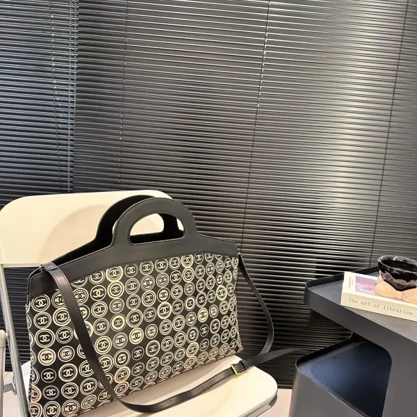 【CHANEL 公式旗艦店】シャネル 斜めがけバッグ 当日出荷 好評に付き再入荷!45*28CM 240723 【CHANEL 公式旗艦店】シャネル 斜めがけバッグ 当日出荷 好評に付き再入荷!45*28CM 240723