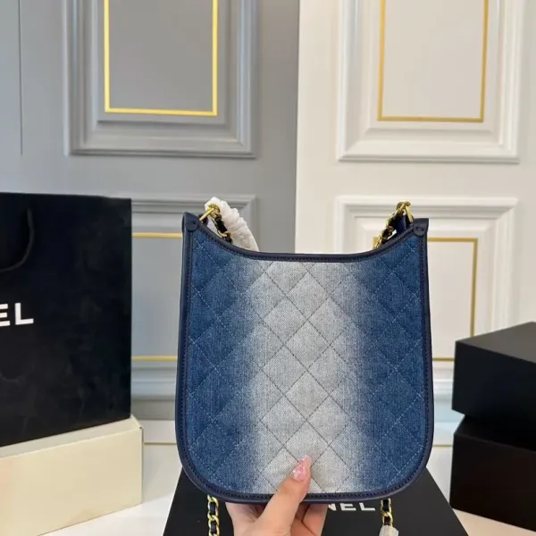 【CHANEL 公式旗艦店】シャネル 斜めがけバッグ 当日出荷 好評に付き再入荷！22*21CM  240723