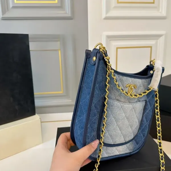 【CHANEL 公式旗艦店】シャネル 斜めがけバッグ 当日出荷 好評に付き再入荷！22*21CM  240723