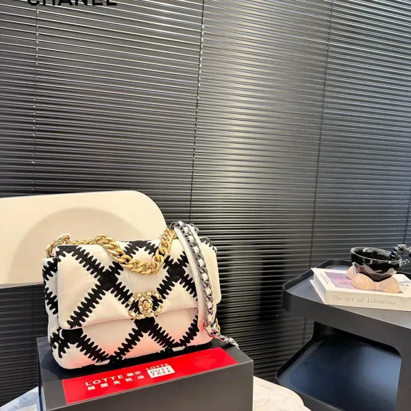 【CHANEL 公式旗艦店】シャネル 斜めがけバッグ 当日出荷 好評に付き再入荷！25*17CM  240723