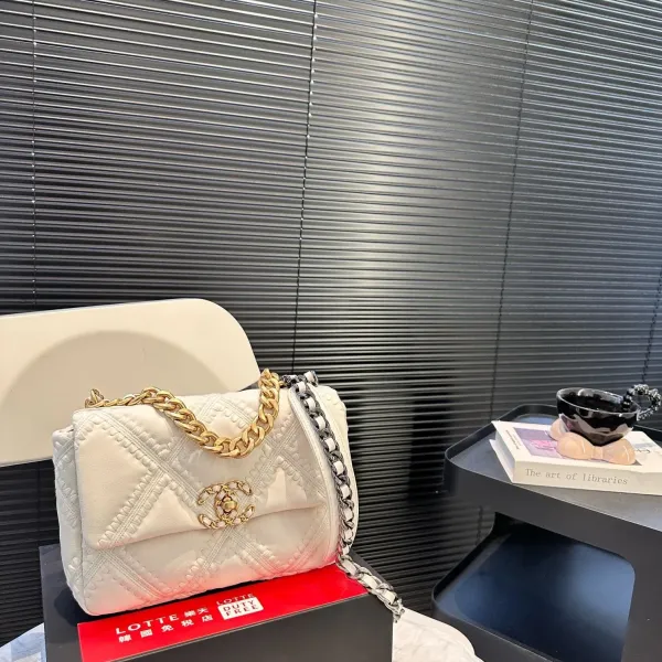 【CHANEL 公式旗艦店】シャネル 斜めがけバッグ 当日出荷 好評に付き再入荷！25*17CM  240723