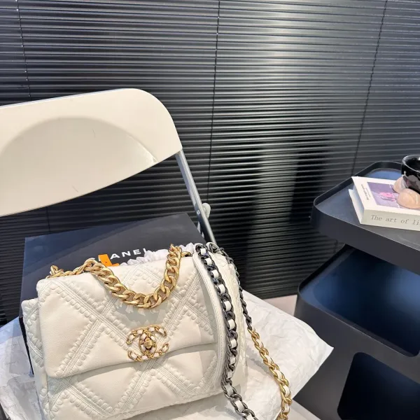 【CHANEL 公式旗艦店】シャネル 斜めがけバッグ 当日出荷 好評に付き再入荷！25*17CM  240723