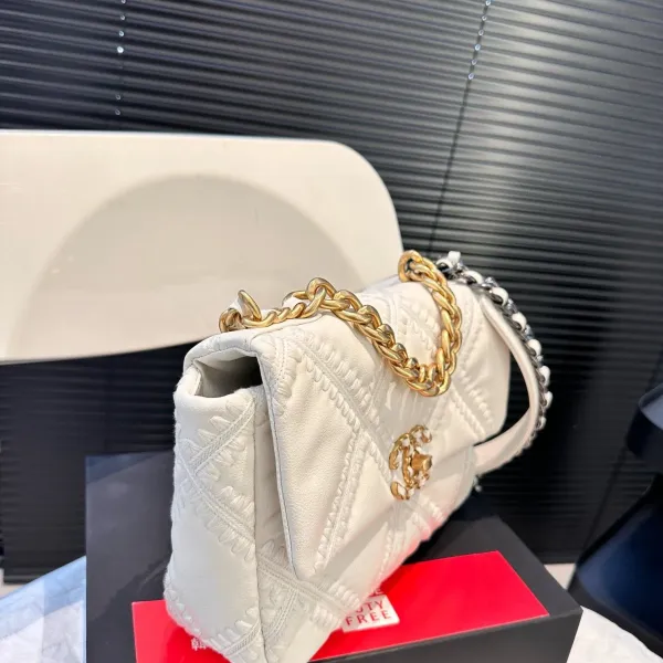 【CHANEL 公式旗艦店】シャネル 斜めがけバッグ 当日出荷 好評に付き再入荷！25*17CM  240723