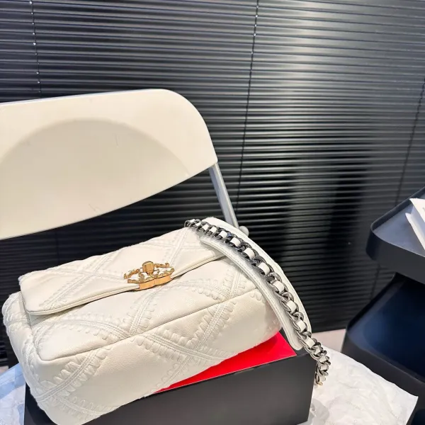 【CHANEL 公式旗艦店】シャネル 斜めがけバッグ 当日出荷 好評に付き再入荷！25*17CM  240723