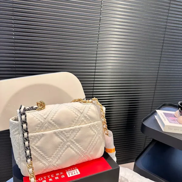 【CHANEL 公式旗艦店】シャネル 斜めがけバッグ 当日出荷 好評に付き再入荷！25*17CM  240723