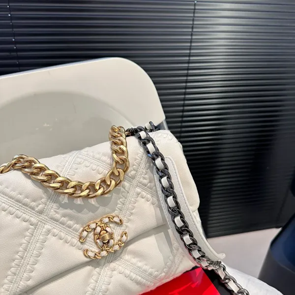 【CHANEL 公式旗艦店】シャネル 斜めがけバッグ 当日出荷 好評に付き再入荷！25*17CM  240723