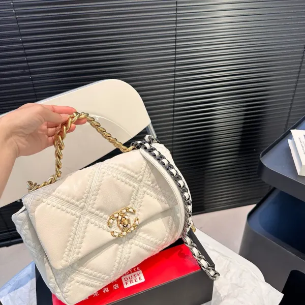 【CHANEL 公式旗艦店】シャネル 斜めがけバッグ 当日出荷 好評に付き再入荷！25*17CM  240723