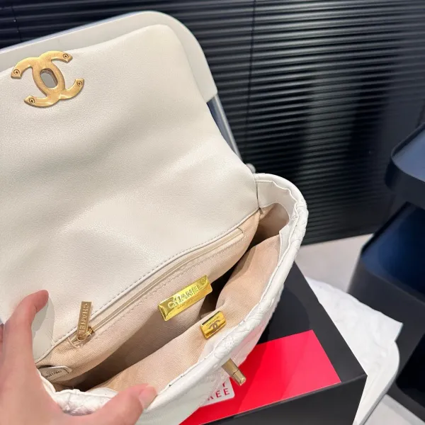 【CHANEL 公式旗艦店】シャネル 斜めがけバッグ 当日出荷 好評に付き再入荷！25*17CM  240723