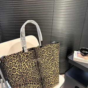 【CELINE 公式旗艦店】セリーヌ ハンドバッグ 当日出荷 好評に付き再入荷!29*34CM 1240723 【CELINE 公式旗艦店】セリーヌ ハンドバッグ 当日出荷 好評に付き再入荷!29*34CM 1240723