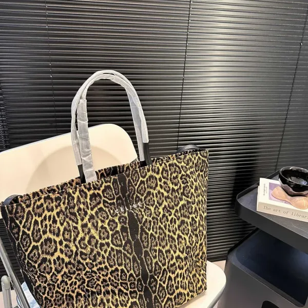 【CELINE 公式旗艦店】セリーヌ ハンドバッグ 当日出荷 好評に付き再入荷!29*34CM 1240723 【CELINE 公式旗艦店】セリーヌ ハンドバッグ 当日出荷 好評に付き再入荷!29*34CM 1240723