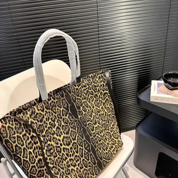 【CELINE 公式旗艦店】セリーヌ ハンドバッグ 当日出荷 好評に付き再入荷!29*34CM 1240723 【CELINE 公式旗艦店】セリーヌ ハンドバッグ 当日出荷 好評に付き再入荷!29*34CM 1240723