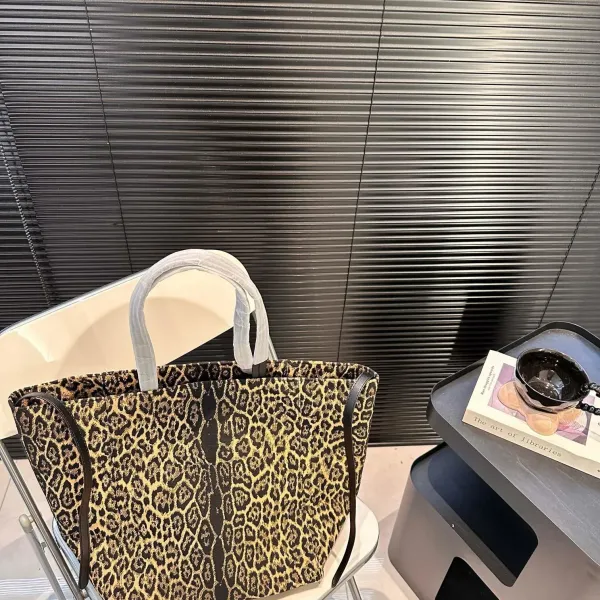 【CELINE 公式旗艦店】セリーヌ ハンドバッグ 当日出荷 好評に付き再入荷!29*34CM 1240723 【CELINE 公式旗艦店】セリーヌ ハンドバッグ 当日出荷 好評に付き再入荷!29*34CM 1240723