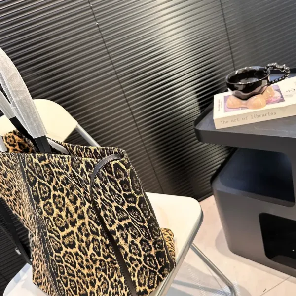 【CELINE 公式旗艦店】セリーヌ ハンドバッグ 当日出荷 好評に付き再入荷!29*34CM 1240723 【CELINE 公式旗艦店】セリーヌ ハンドバッグ 当日出荷 好評に付き再入荷!29*34CM 1240723