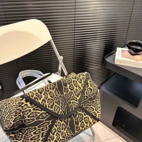 【CELINE 公式旗艦店】セリーヌ ハンドバッグ 当日出荷 好評に付き再入荷!29*34CM 1240723 【CELINE 公式旗艦店】セリーヌ ハンドバッグ 当日出荷 好評に付き再入荷!29*34CM 1240723