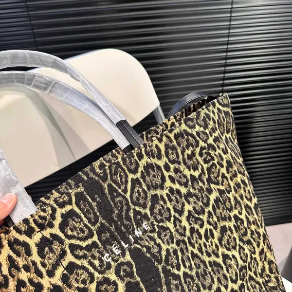 【CELINE 公式旗艦店】セリーヌ ハンドバッグ 当日出荷 好評に付き再入荷!29*34CM 1240723 【CELINE 公式旗艦店】セリーヌ ハンドバッグ 当日出荷 好評に付き再入荷!29*34CM 1240723