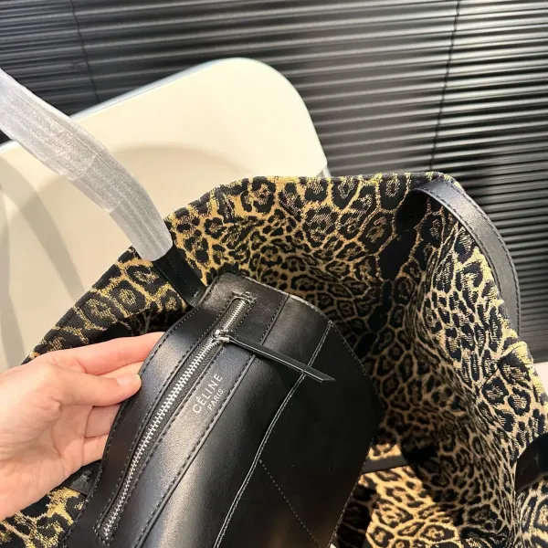 【CELINE 公式旗艦店】セリーヌ ハンドバッグ 当日出荷 好評に付き再入荷!29*34CM 1240723 【CELINE 公式旗艦店】セリーヌ ハンドバッグ 当日出荷 好評に付き再入荷!29*34CM 1240723