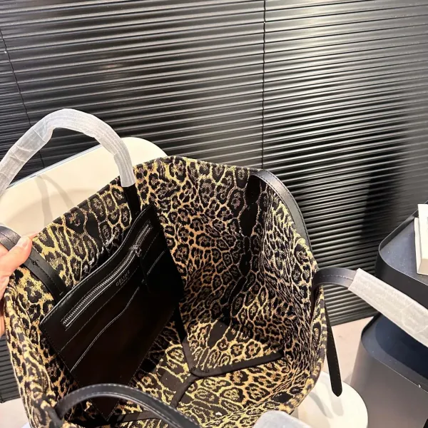 【CELINE 公式旗艦店】セリーヌ ハンドバッグ 当日出荷 好評に付き再入荷!29*34CM 1240723 【CELINE 公式旗艦店】セリーヌ ハンドバッグ 当日出荷 好評に付き再入荷!29*34CM 1240723