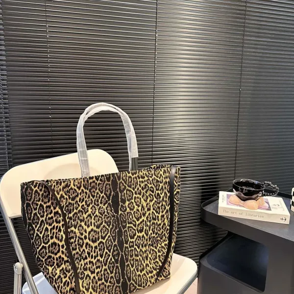 【CELINE 公式旗艦店】セリーヌ ハンドバッグ 当日出荷 好評に付き再入荷!29*34CM 1240723 【CELINE 公式旗艦店】セリーヌ ハンドバッグ 当日出荷 好評に付き再入荷!29*34CM 1240723