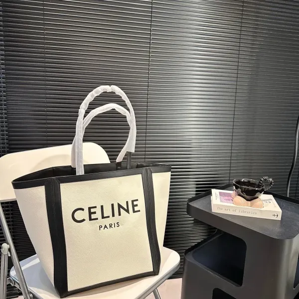 【CELINE 公式旗艦店】セリーヌ ハンドバッグ 当日出荷 好評に付き再入荷!27*31CM 1240723 【CELINE 公式旗艦店】セリーヌ ハンドバッグ 当日出荷 好評に付き再入荷!27*31CM 1240723