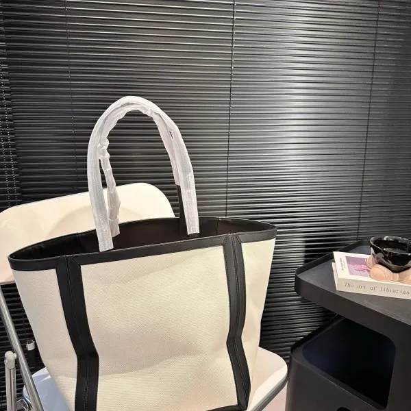 【CELINE 公式旗艦店】セリーヌ ハンドバッグ 当日出荷 好評に付き再入荷!27*31CM 1240723 【CELINE 公式旗艦店】セリーヌ ハンドバッグ 当日出荷 好評に付き再入荷!27*31CM 1240723