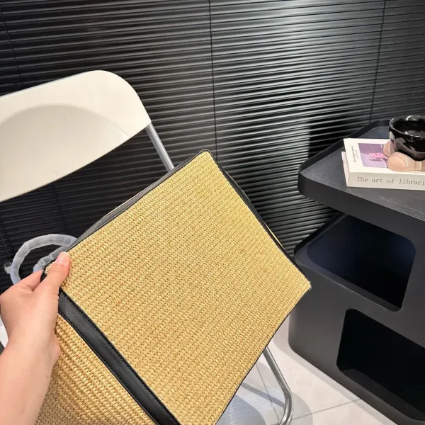 【CELINE 公式旗艦店】セリーヌ ハンドバッグ 当日出荷 好評に付き再入荷!27*31CM 1240723 【CELINE 公式旗艦店】セリーヌ ハンドバッグ 当日出荷 好評に付き再入荷!27*31CM 1240723