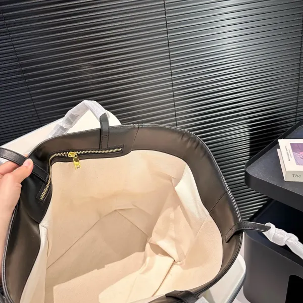 【CELINE 公式旗艦店】セリーヌ ハンドバッグ 当日出荷 好評に付き再入荷!27*31CM 1240723 【CELINE 公式旗艦店】セリーヌ ハンドバッグ 当日出荷 好評に付き再入荷!27*31CM 1240723