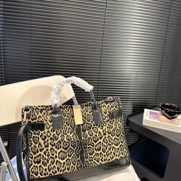【CELINE 公式旗艦店】セリーヌ ハンドバッグ 当日出荷 好評に付き再入荷!39*29CM 1240723 【CELINE 公式旗艦店】セリーヌ ハンドバッグ 当日出荷 好評に付き再入荷!39*29CM 1240723
