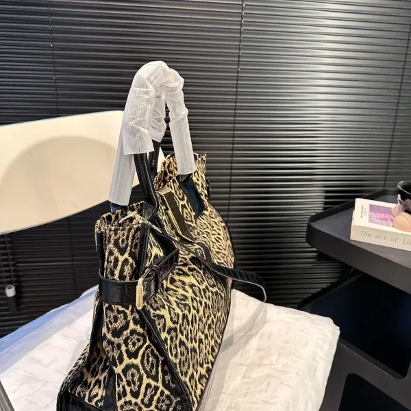 【CELINE 公式旗艦店】セリーヌ ハンドバッグ 当日出荷 好評に付き再入荷!39*29CM 1240723 【CELINE 公式旗艦店】セリーヌ ハンドバッグ 当日出荷 好評に付き再入荷!39*29CM 1240723