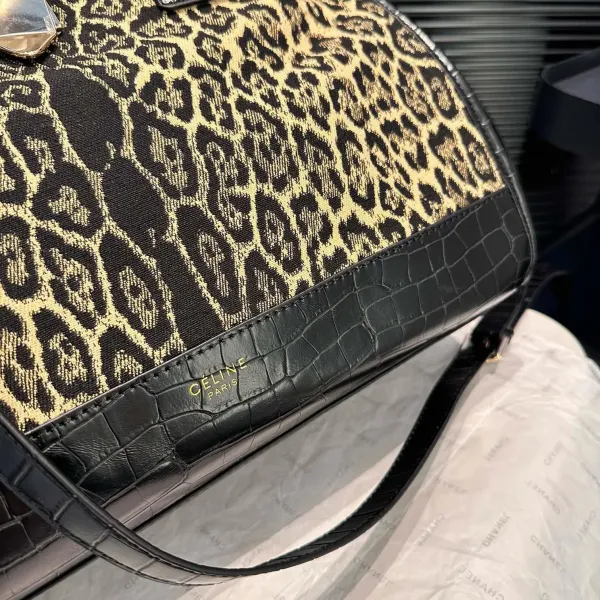 【CELINE 公式旗艦店】セリーヌ ハンドバッグ 当日出荷 好評に付き再入荷!39*29CM 1240723 【CELINE 公式旗艦店】セリーヌ ハンドバッグ 当日出荷 好評に付き再入荷!39*29CM 1240723
