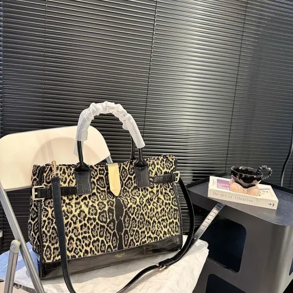 【CELINE 公式旗艦店】セリーヌ ハンドバッグ 当日出荷 好評に付き再入荷!39*29CM 1240723 【CELINE 公式旗艦店】セリーヌ ハンドバッグ 当日出荷 好評に付き再入荷!39*29CM 1240723