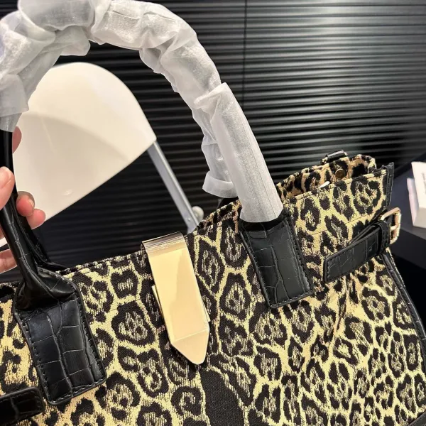 【CELINE 公式旗艦店】セリーヌ ハンドバッグ 当日出荷 好評に付き再入荷!39*29CM 1240723 【CELINE 公式旗艦店】セリーヌ ハンドバッグ 当日出荷 好評に付き再入荷!39*29CM 1240723