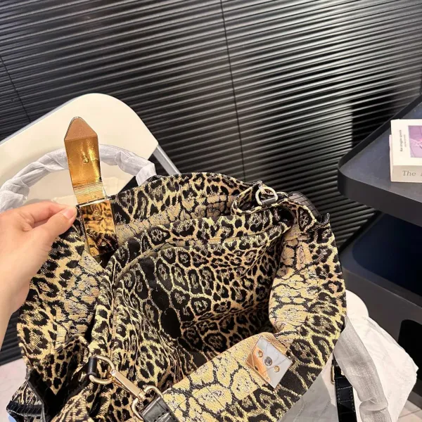 【CELINE 公式旗艦店】セリーヌ ハンドバッグ 当日出荷 好評に付き再入荷!39*29CM 1240723 【CELINE 公式旗艦店】セリーヌ ハンドバッグ 当日出荷 好評に付き再入荷!39*29CM 1240723