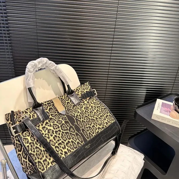 【CELINE 公式旗艦店】セリーヌ ハンドバッグ 当日出荷 好評に付き再入荷!39*29CM 1240723 【CELINE 公式旗艦店】セリーヌ ハンドバッグ 当日出荷 好評に付き再入荷!39*29CM 1240723