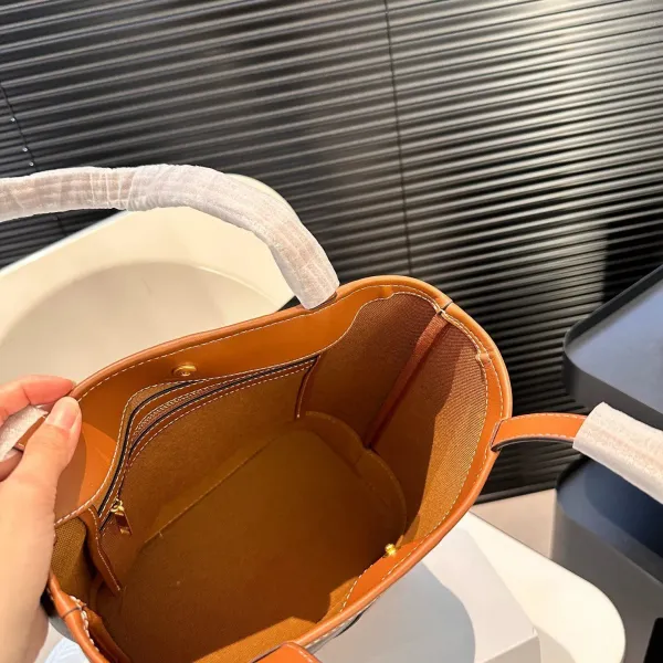 【CELINE 公式旗艦店】セリーヌ ハンドバッグ 当日出荷 好評に付き再入荷！22*23CM  1240723