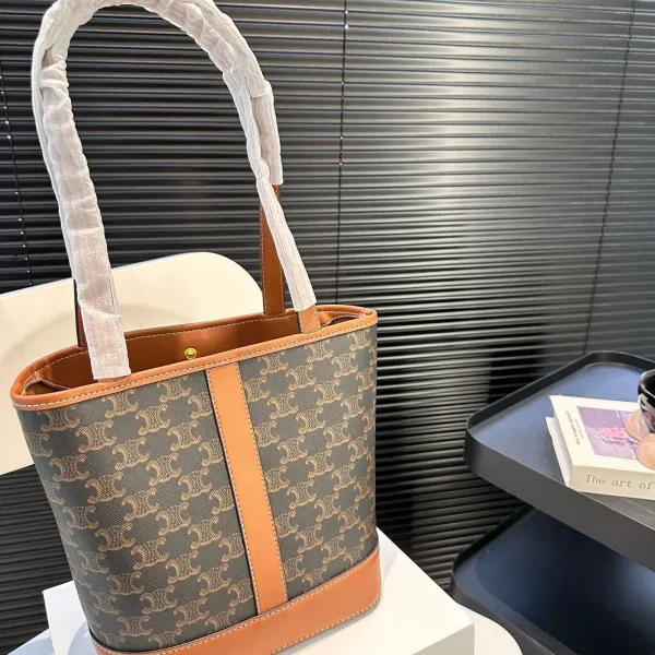 【CELINE 公式旗艦店】セリーヌ ハンドバッグ 当日出荷 好評に付き再入荷！22*23CM  1240723