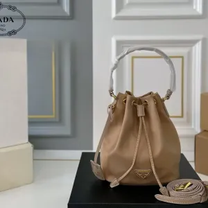 【PRADA  公式 旗艦店】プラダ  ハンドバッグ 当日出荷 好評に付き再入荷！16*19CM  240719